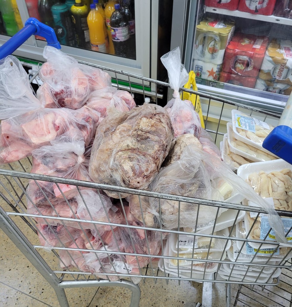Procon apreende 70 quilos de alimentos vencidos em supermercado na Grande Natal — Foto: Procon/Divulgação