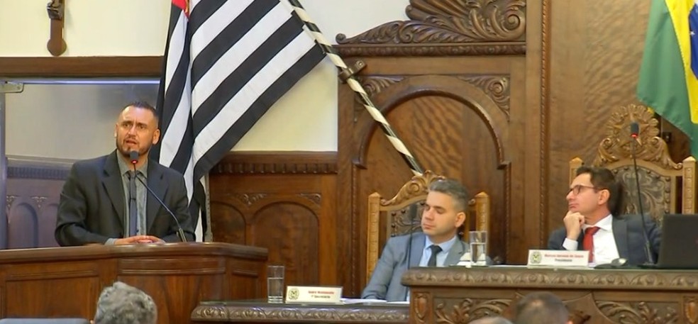 3 de 3
Sess&atilde;o da C&acirc;mara aprovou relat&oacute;rio da CEI da Sucata em Bauru &mdash; Foto: TV TEM/ Reprodu&ccedil;&atilde;o