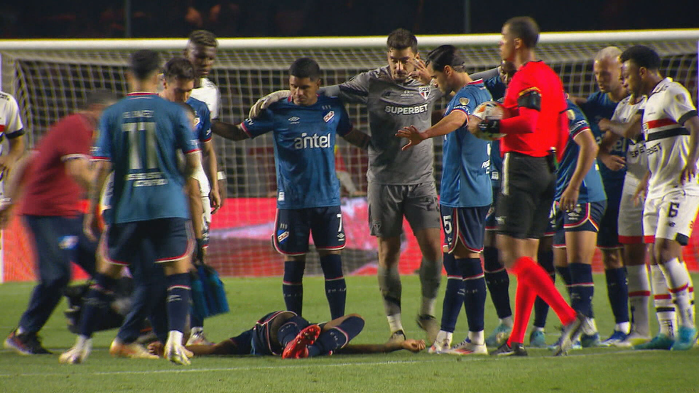 Zagueiro uruguaio Juan Manuel Izquierdo desmaiou durante a partida entre São Paulo e Nacional pela Copa Libertadores da América, no Morumbis, no dia 23 de agosto de 2024 — Foto: TV Globo/Reprodução
