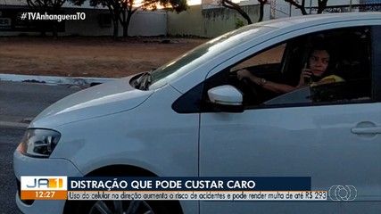 Mexer no celular ao volante pode custar caro