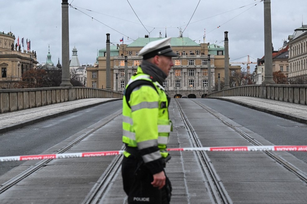 Polícia isola área perto da Universidades de Charles, em Praga, em 21 de dezembro de 2023. Tiroteio no local deixou mortos e feridos. — Foto: Michal CIZEK / AFP
