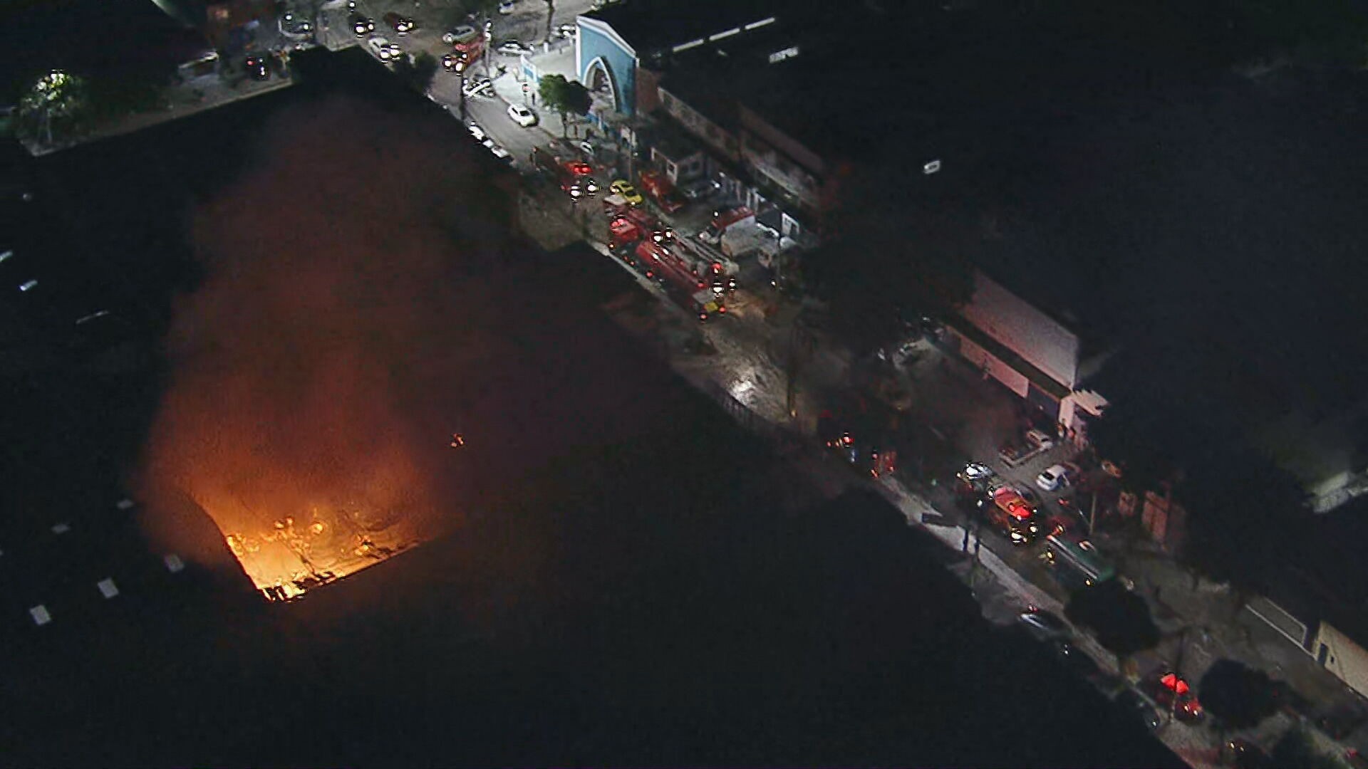 Incêndio atinge depósito farmacêutico na Penha