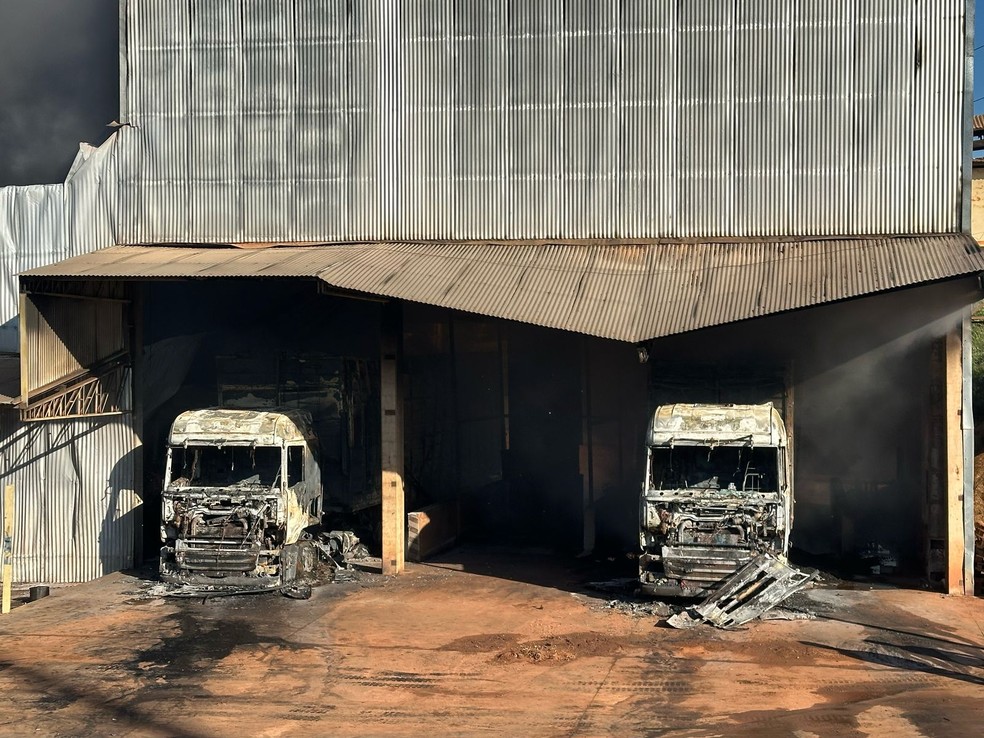 Quatro carretas que estavam em galpão que armazena amendoim em Tupã foram consumidas em incêndio — Foto: Emerson Sanchez/TV TEM