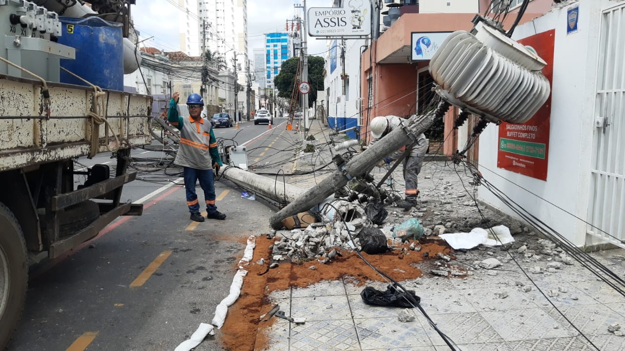 Acidente de trânsito derruba poste em Campos dos Goytacazes