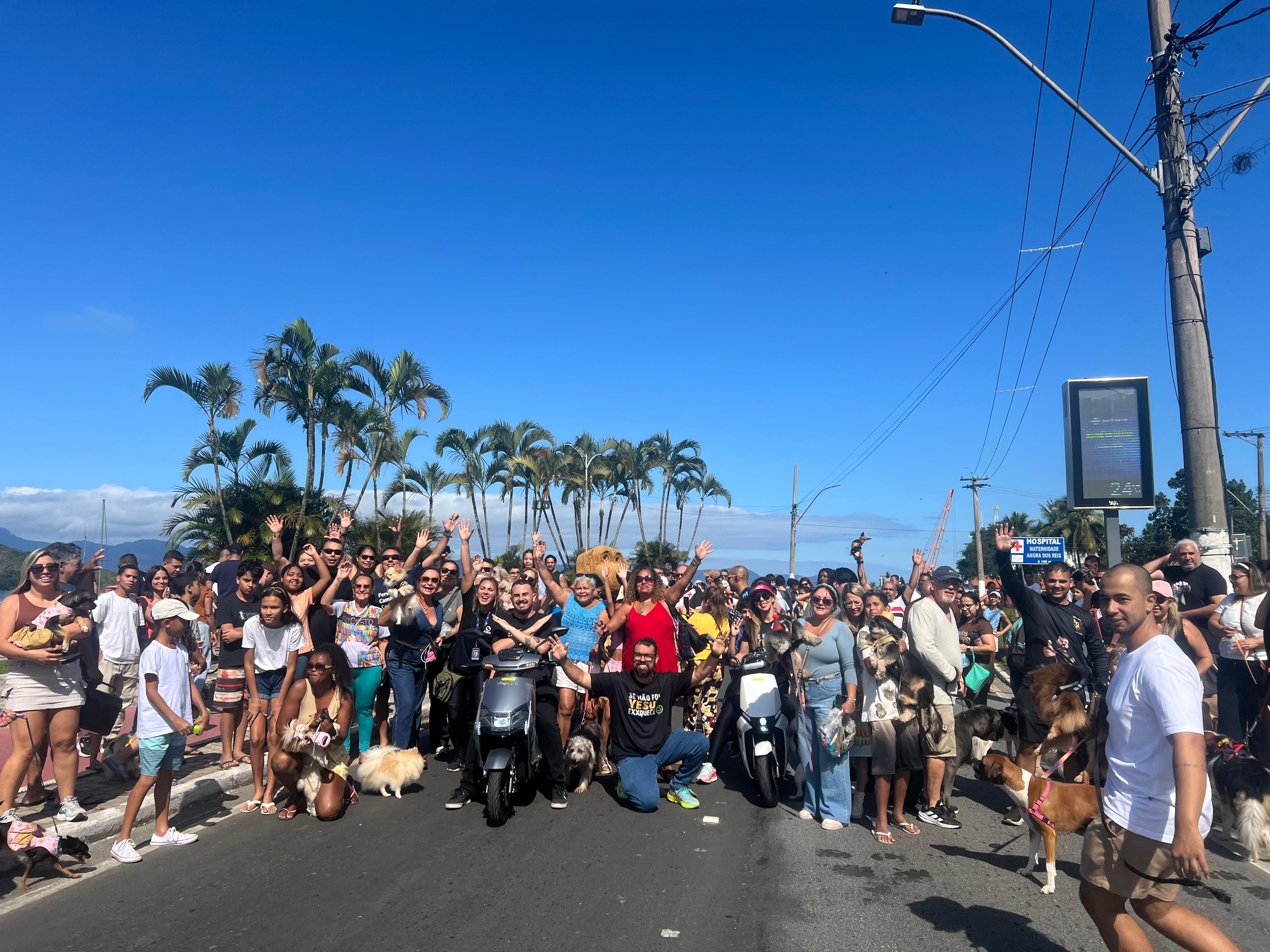 Famílias e pets se divertem na ‘Caminhada do Amicão’ em Angra dos Reis