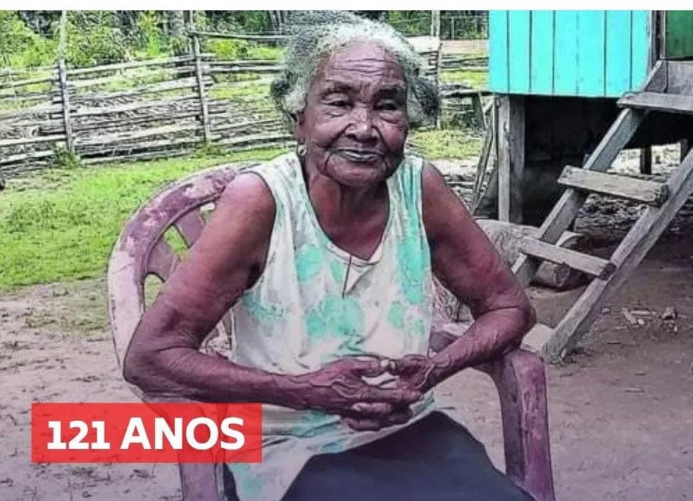 Cabeleireira mais idosa do Brasil trabalha em Curitiba