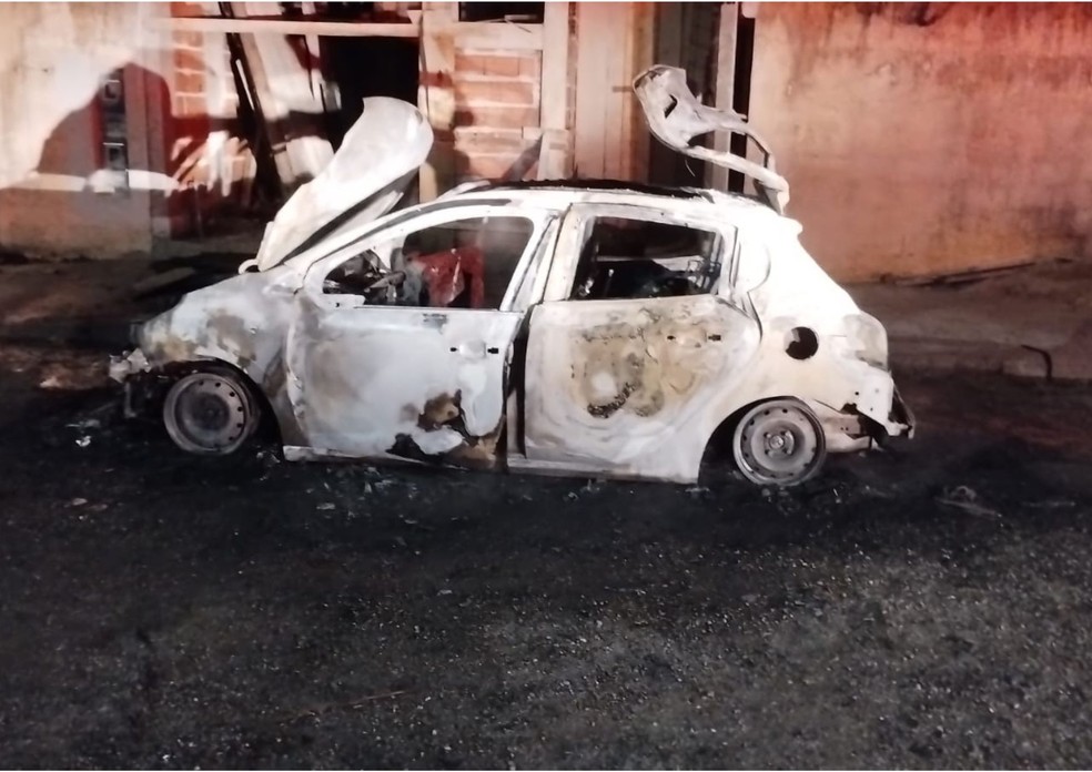 Veículo utilizado em homicídio foi incendiado no litoral de SP — Foto: Reprodução