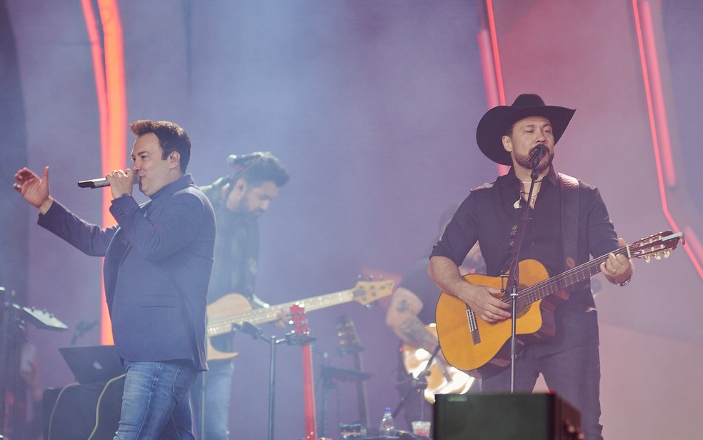 A dupla João Bosco e Vinicius canta sucessos na Festa do Peão de Barretos 2024 — Foto: Érico Andrade/g1