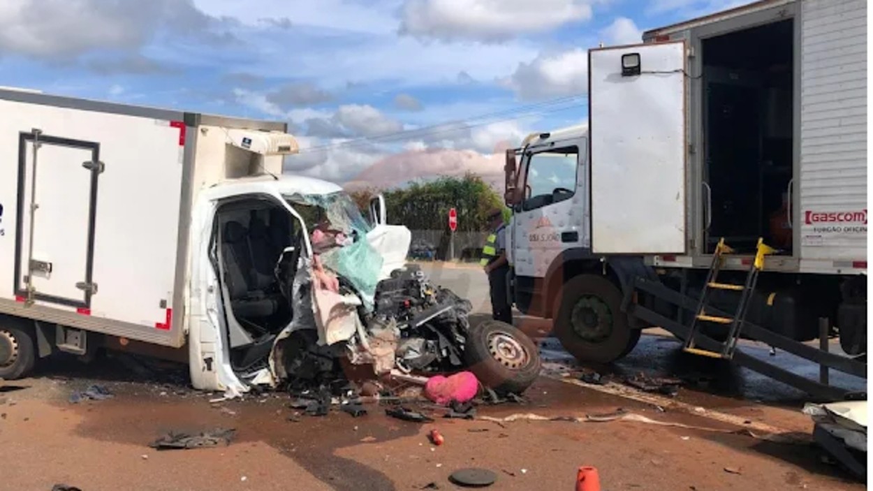 Uma pessoa fica em estado grave após colisão entre caminhões na SP-191 no interior de SP