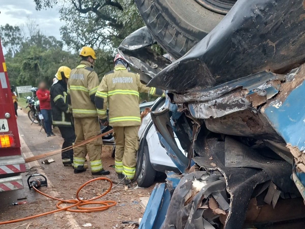 Acidente entre carro e caminhão deixa três feridos na MG-050, em Formiga 