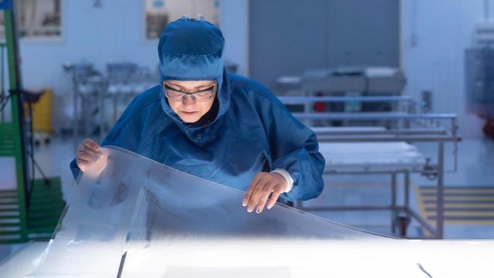 A fabricação das janelas começa com uma placa de acrílico. — Foto: Saint-Gobain via BBC