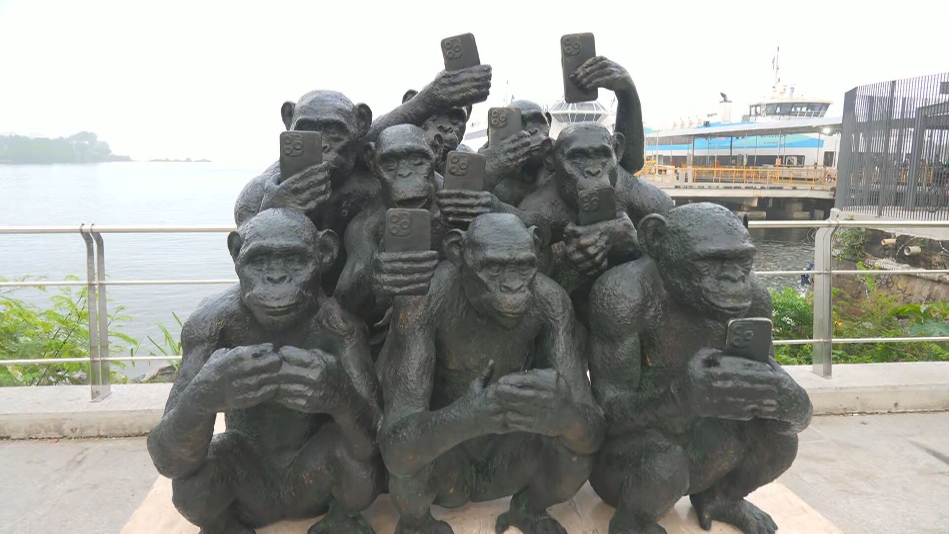 Criminosos furtam celulares de esculturas de macacos em praça de Niterói; monumento será retirado do local