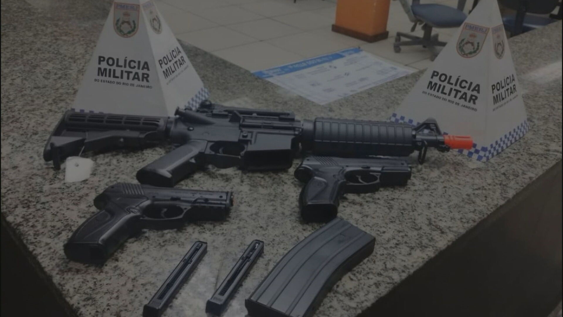 Homem é levado à delegacia após atirar com arma de airsoft contra apartamentos na Tijuca