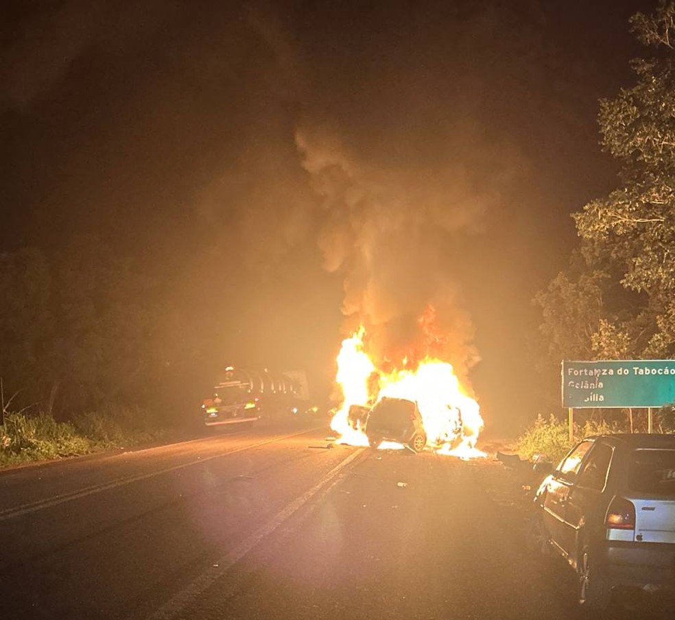 Carros pegam fogo após acidente na BR-153, em Tabocão — Foto: Divulgação/PRF-TO