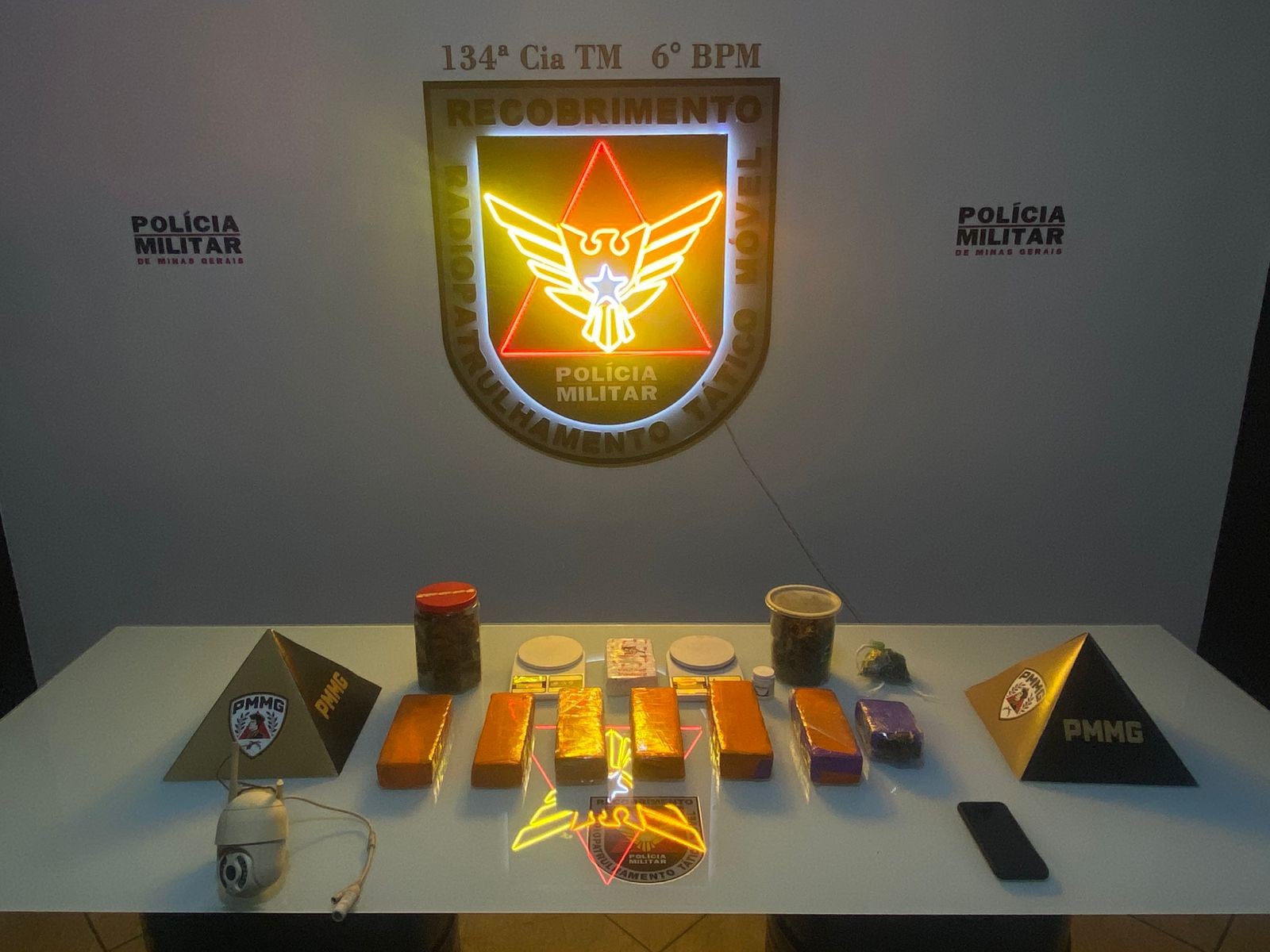 Homem com tornozeleira eletrônica é flagrado tentando esconder barra de maconha em terraço de casa