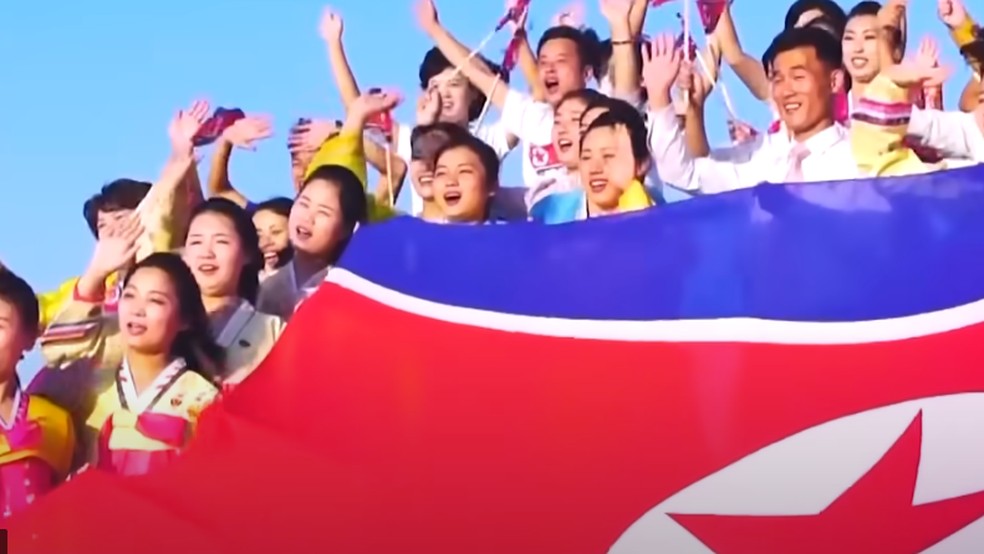 Uma captura de tela do videoclipe de Friendly Father, a mais recente canção de propaganda norte-coreana — Foto: Televisão Central Coreana