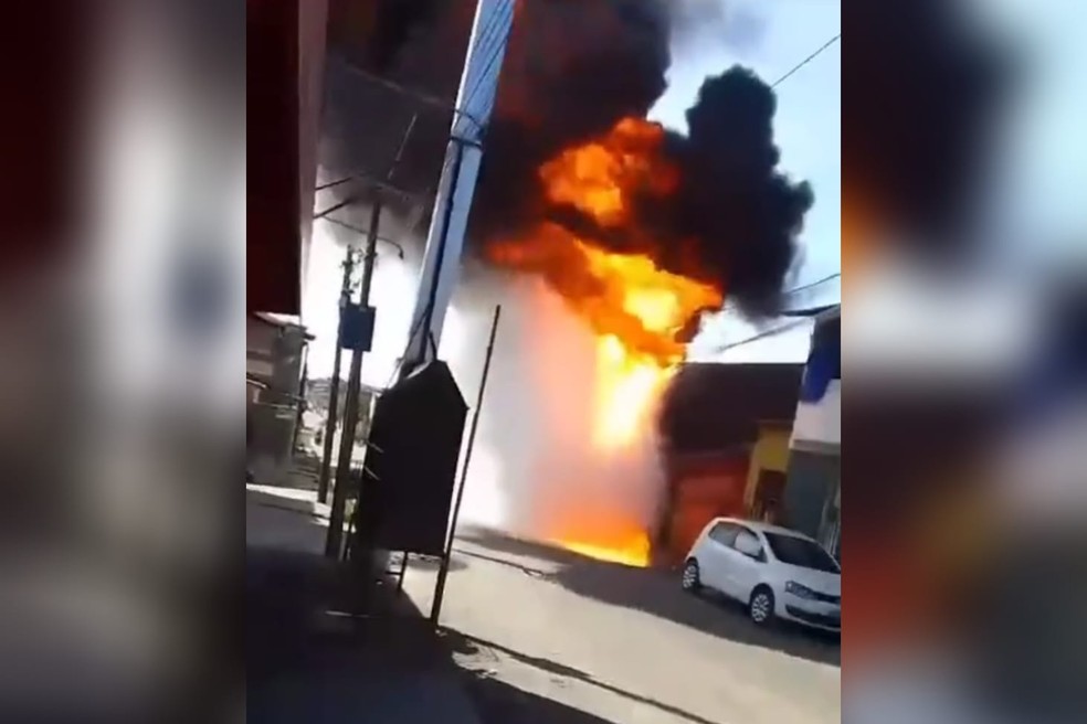 Transformador explode e assusta moradores em rua de Fortaleza. — Foto: Reprodução