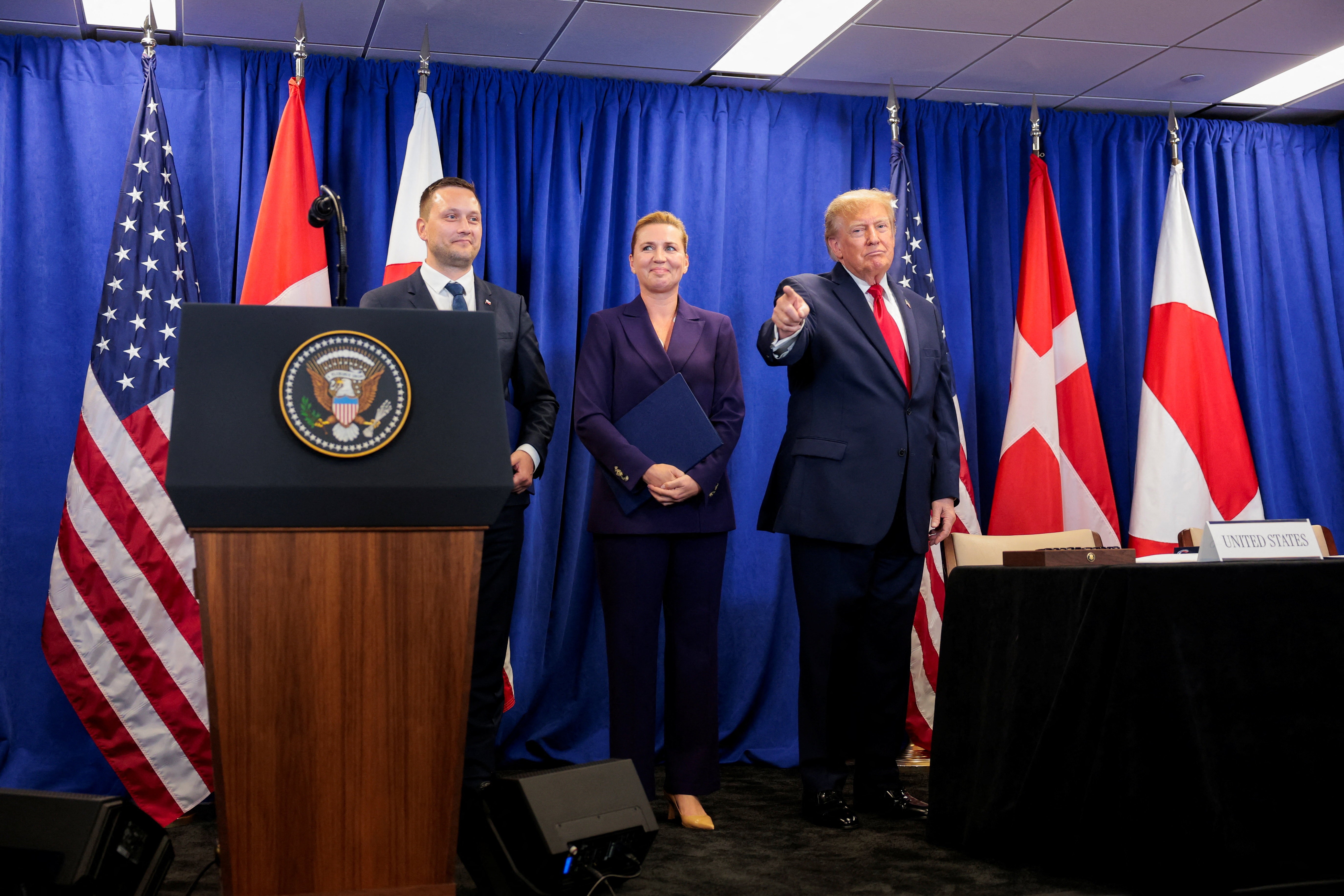Trump assina acordo de segurança com Groenlândia