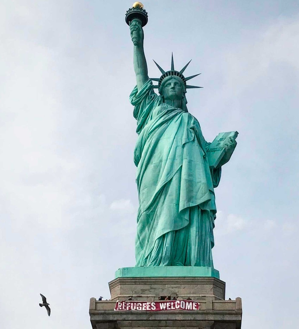 Faixa colocada na estátua da liberdade diz que refugiados são bem-vindos |  Mundo | G1