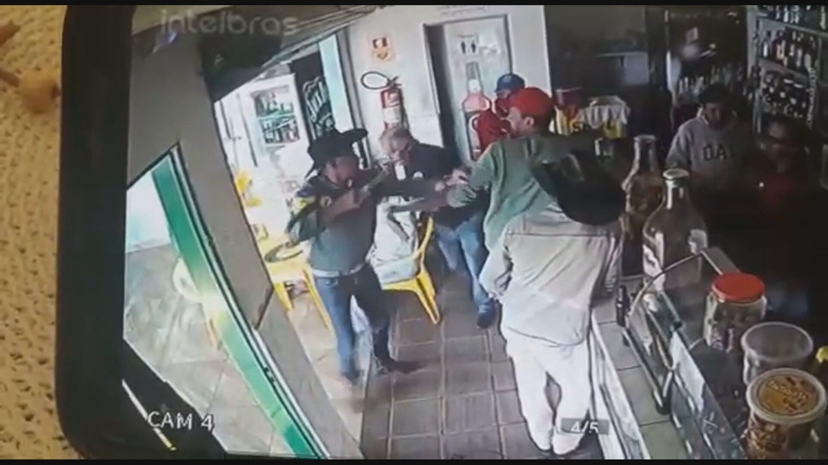Homem esfaqueia parceiro de sinuca em bar e tem que ser contido; veja vídeo  - Nacional - Estado de Minas