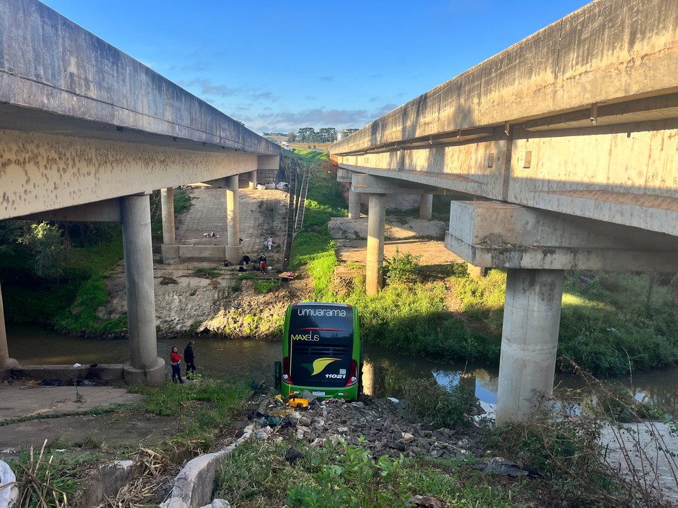 &Ocirc;nibus sai de pista e cai em rio na BR-376, em Ponta Grossa &mdash; Foto: Elessandra Amaral/RPC