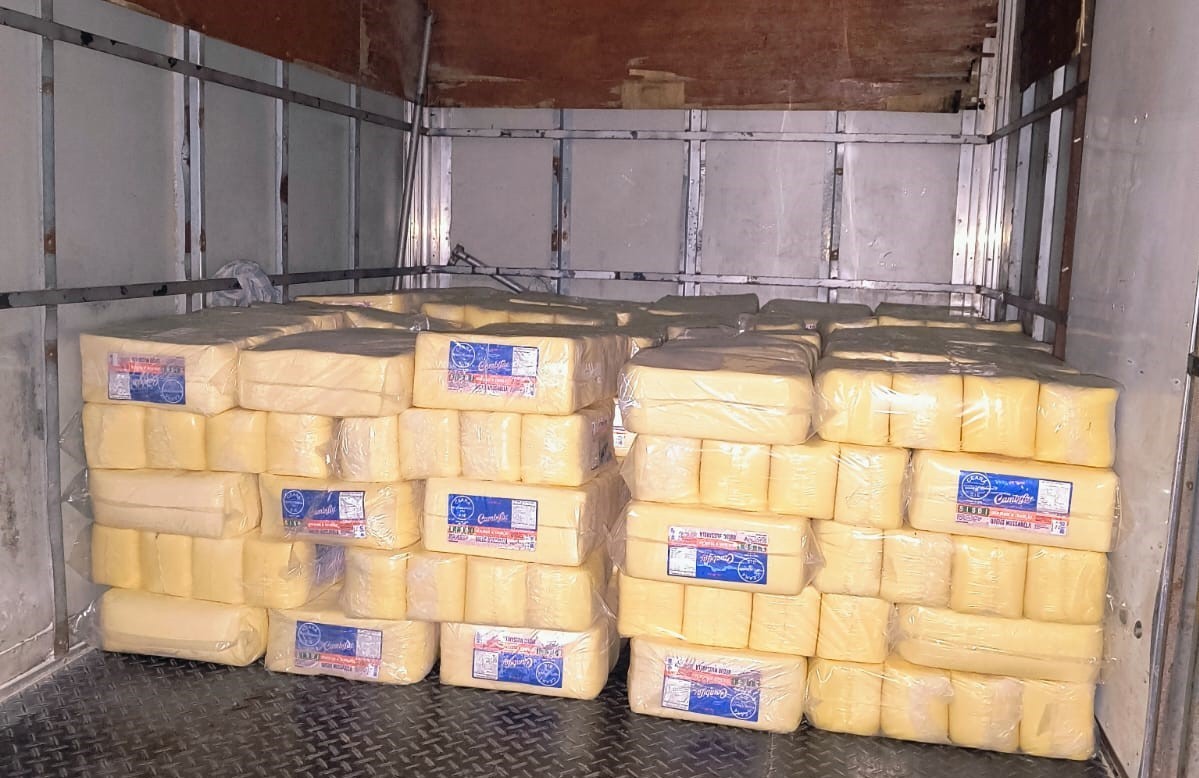 Fiscalização apreende duas toneladas de queijo vencido em mercado de Manaus