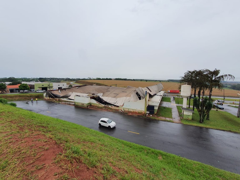 Temporal ´derruba´ Ginásio Abelhão em Mandaguaçu - Rádio Maringá