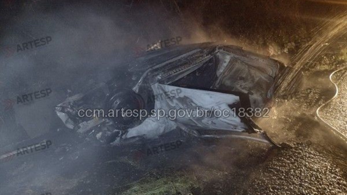 Carro pega fogo após batida com carreta na Rodovia Castello Branco 