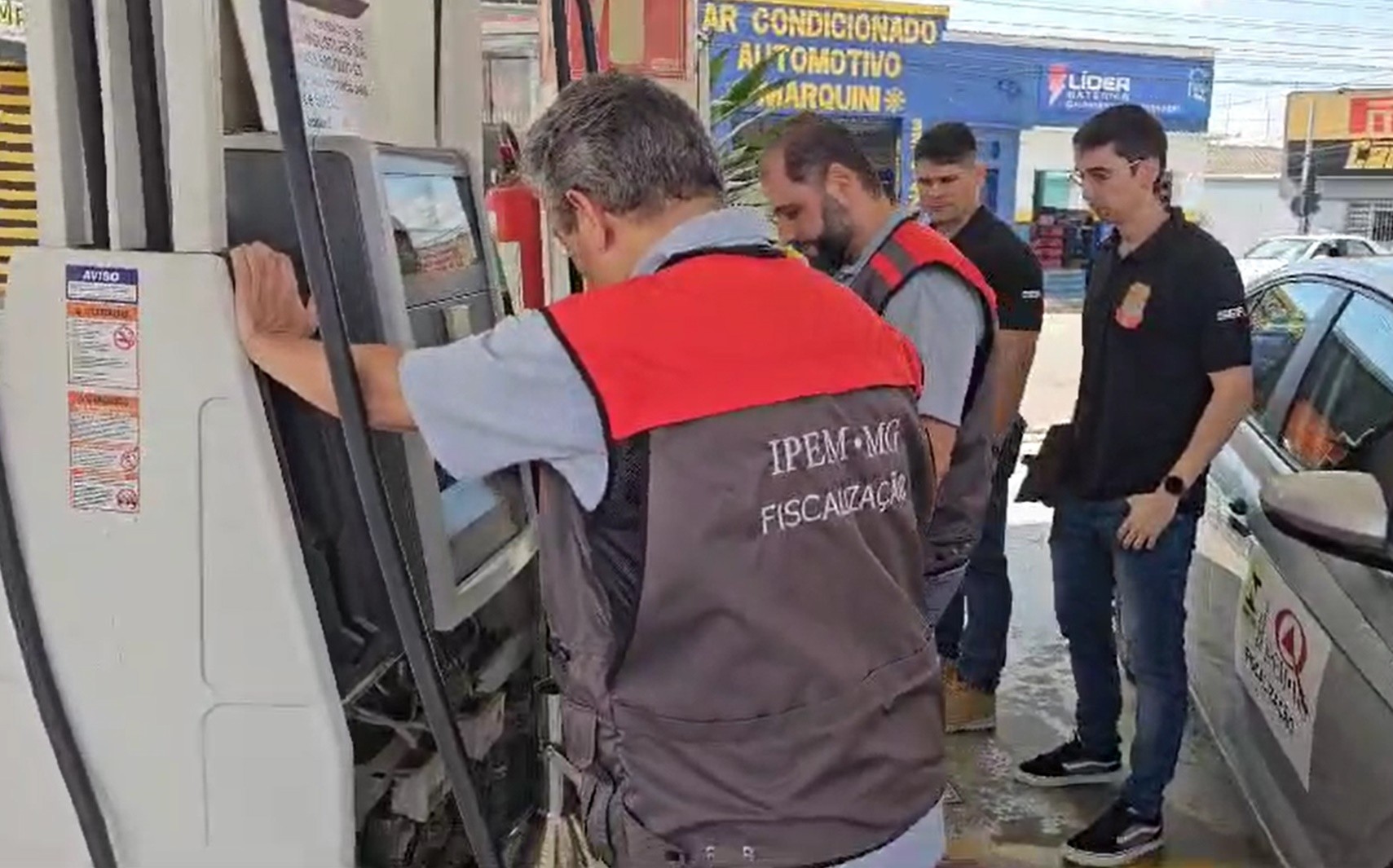 Postos de combustíveis passam por fiscalização de qualidade em Varginha, MG