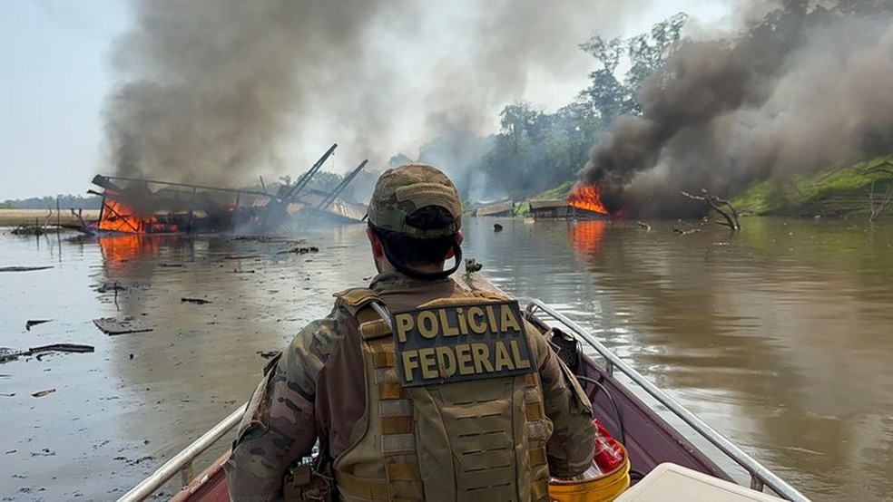 Dragas de garimpo ilegal destruídas em operação da PF no Amazonas — Foto: Divulgação/PF