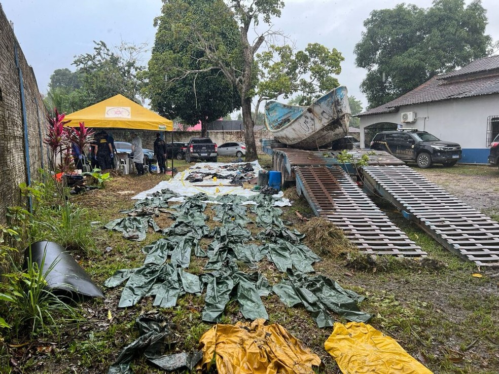 Barco encontrado no Pará tinha 9 corpos, mas a suspeita é quehavia mais de 20 pessoas  — Foto: Polícia Federal/Divulgação