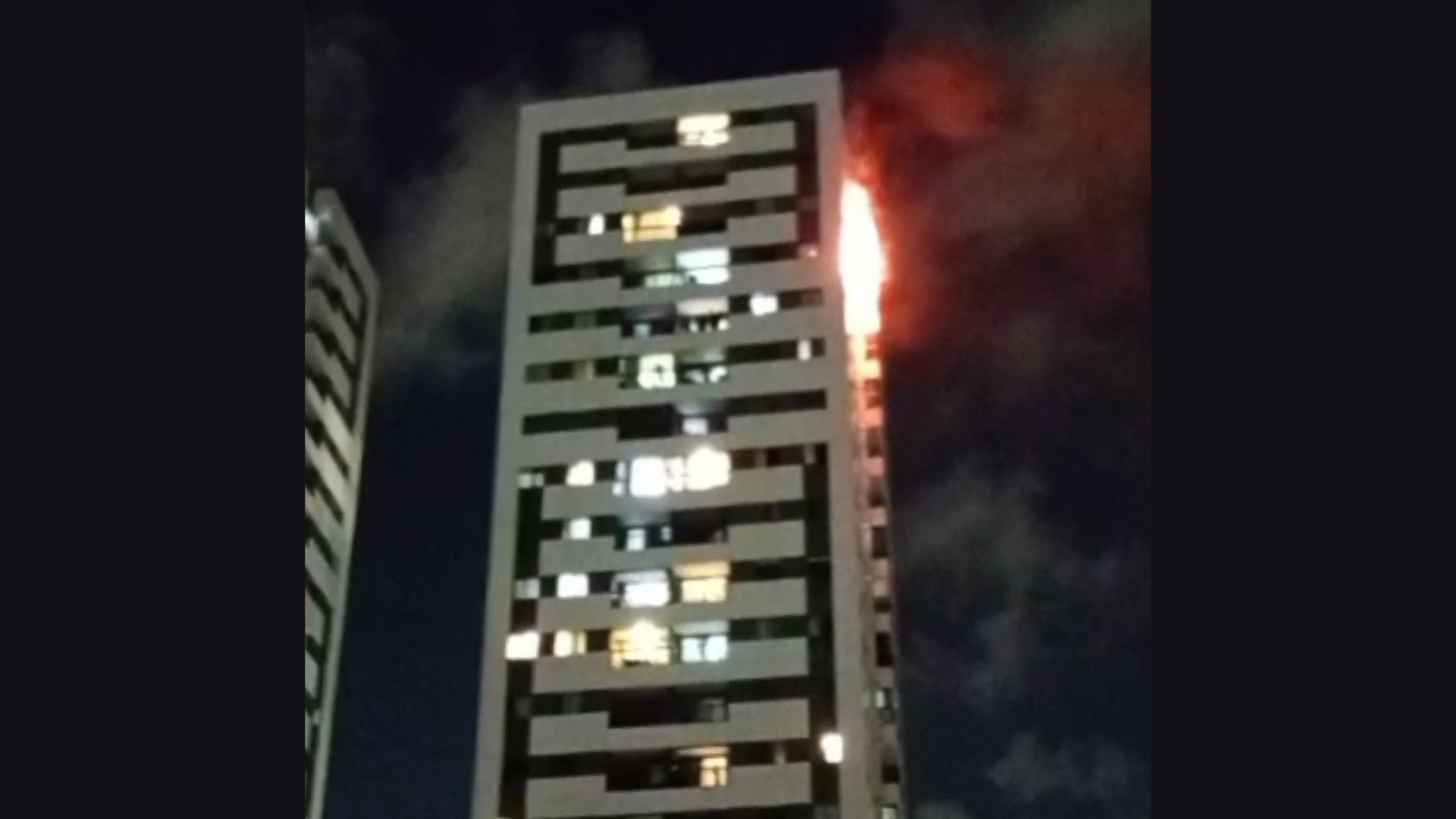 Incêndio atinge apartamento no 22º andar de prédio e homem pede socorro com lanterna do celular; VÍDEO