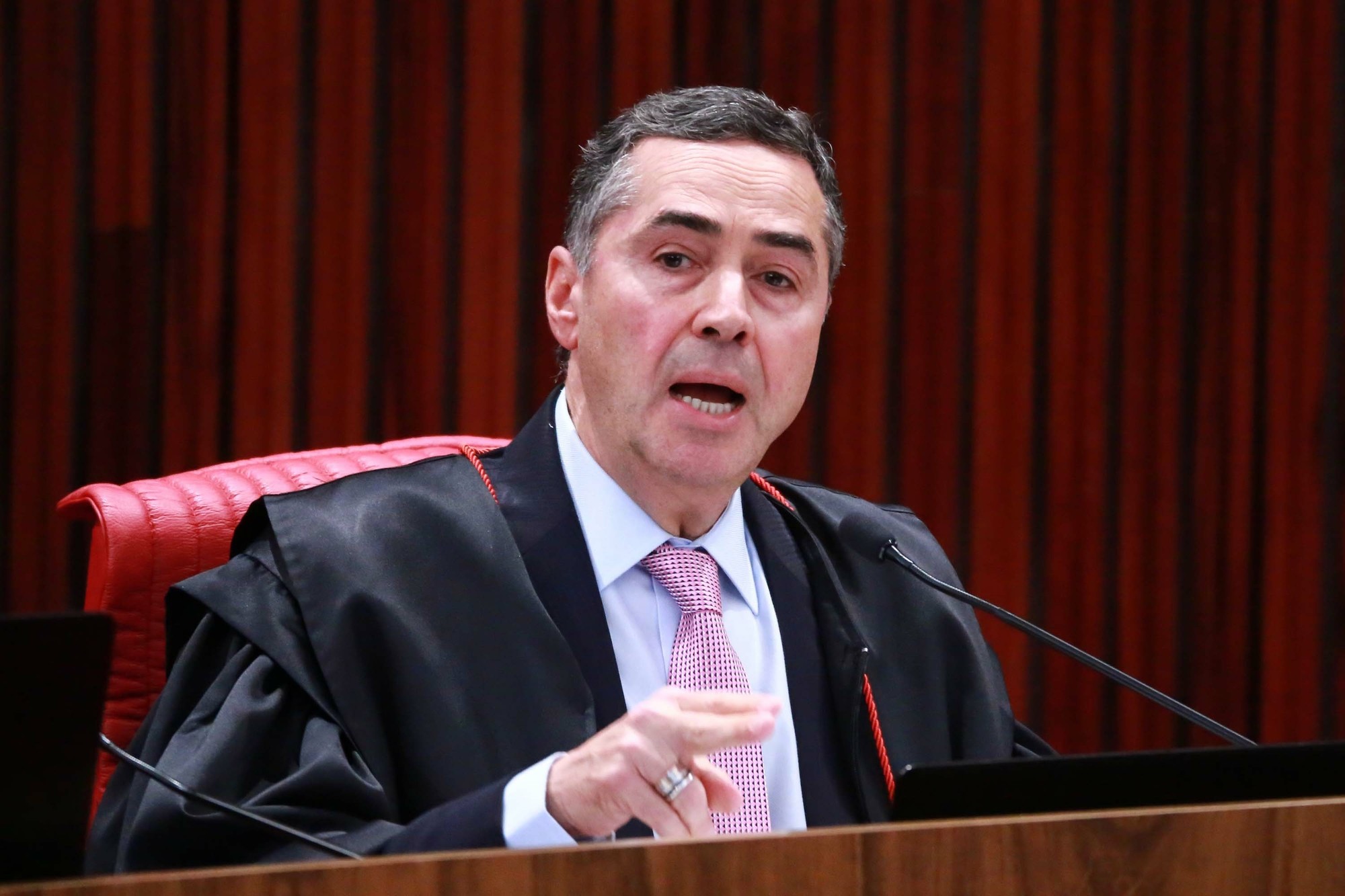 Barroso fica fora de manifesto de ex-ministros e busca saída interna para crise no STF