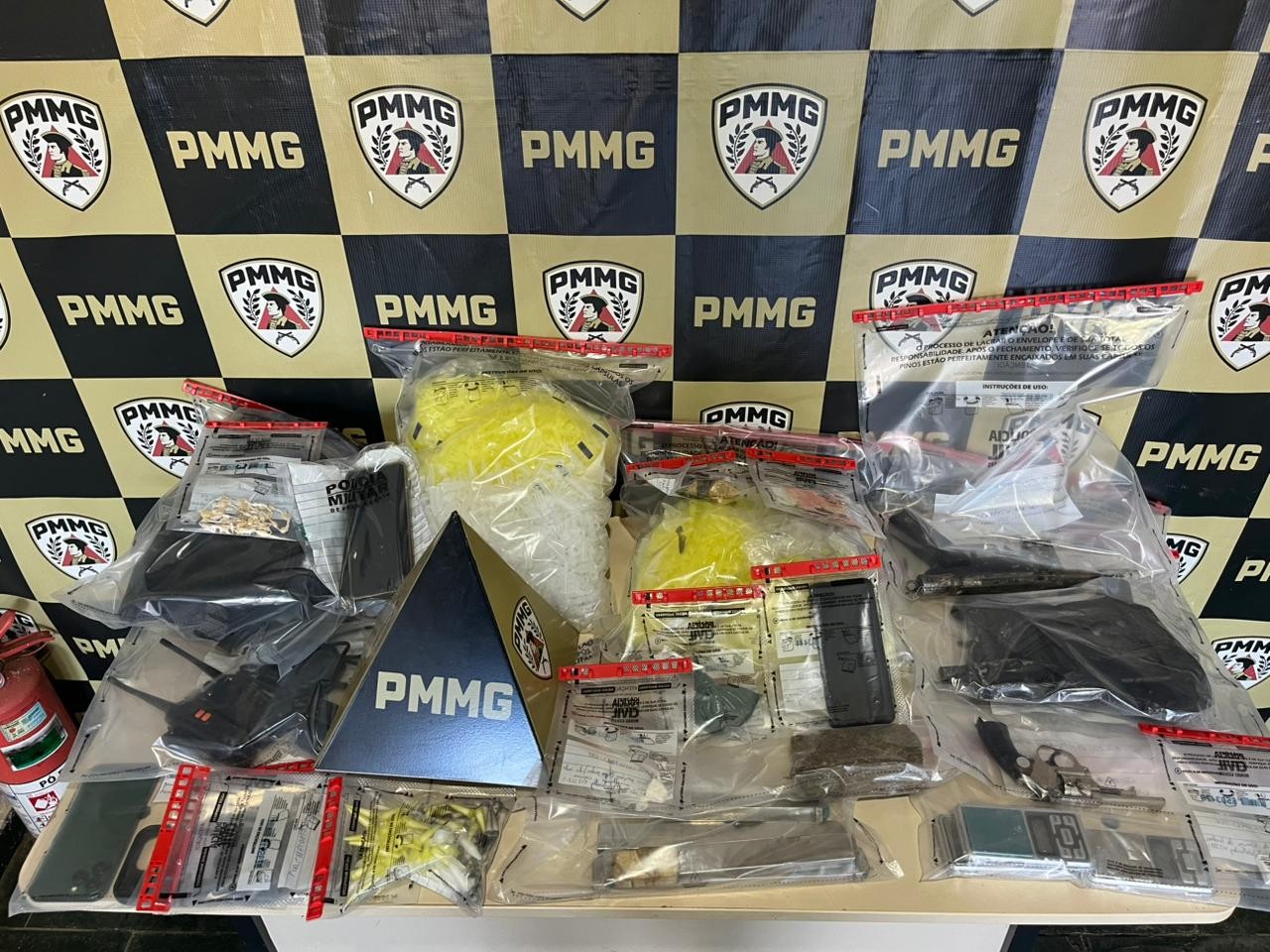 Suspeito esconde mochila em área de mata e leva PM até armas e drogas em Itanhomi