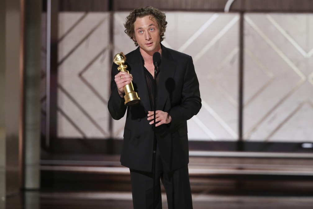 Jeremy Allen White agradece pelo prêmio por sua atuação em 'The Bear' no Globo de Ouro 2024 — Foto: Sonja Flemming/CBS via AP