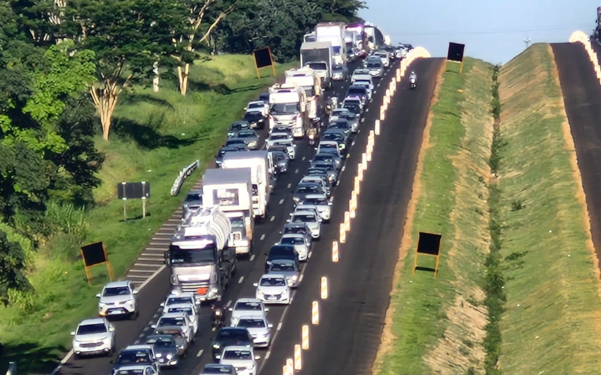 Obras na Rodovia Washington Luís provocam congestionamento de 8 km no interior de SP, diz polícia