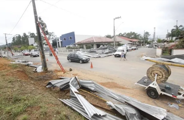 Vendaval teve característica de tornado em Cascavel, diz município