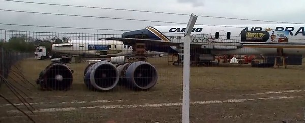 Dois outros aviões da mesma empresa proprietária estão sendo levados da capital maranhense ao estado do Ceará, onde terão outra utilidade. — Foto: Reprodução/TV Mirante