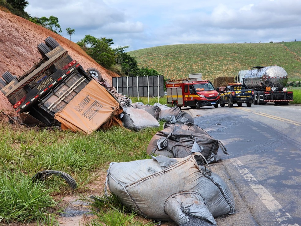 Veículo e carga na pista após acidente — Foto: Ana Carolina Magalhães/Inter TV dos Vales