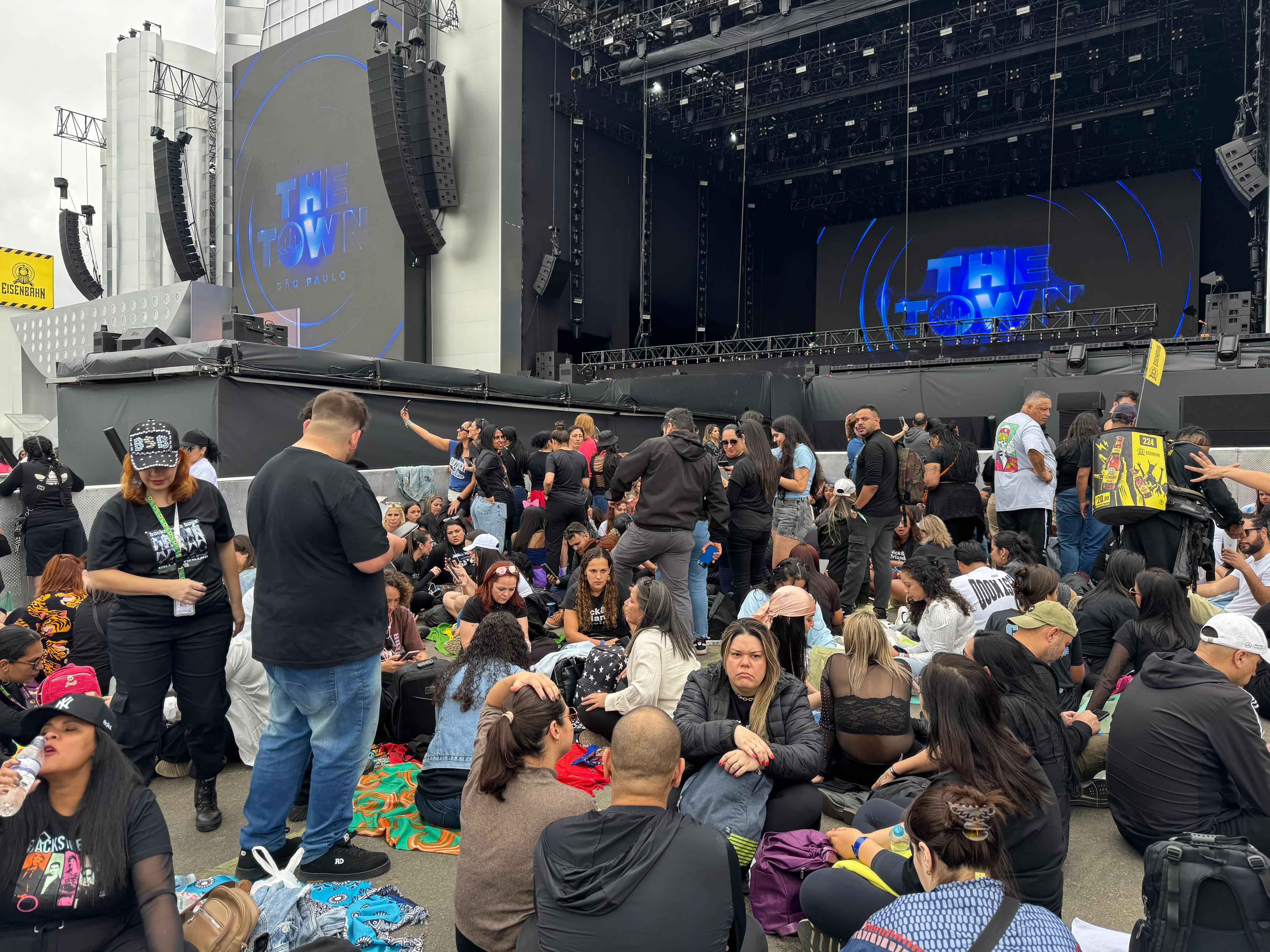 Quem são os fãs que garantiram lugar na grade para ver Backstreet Boys no The Town