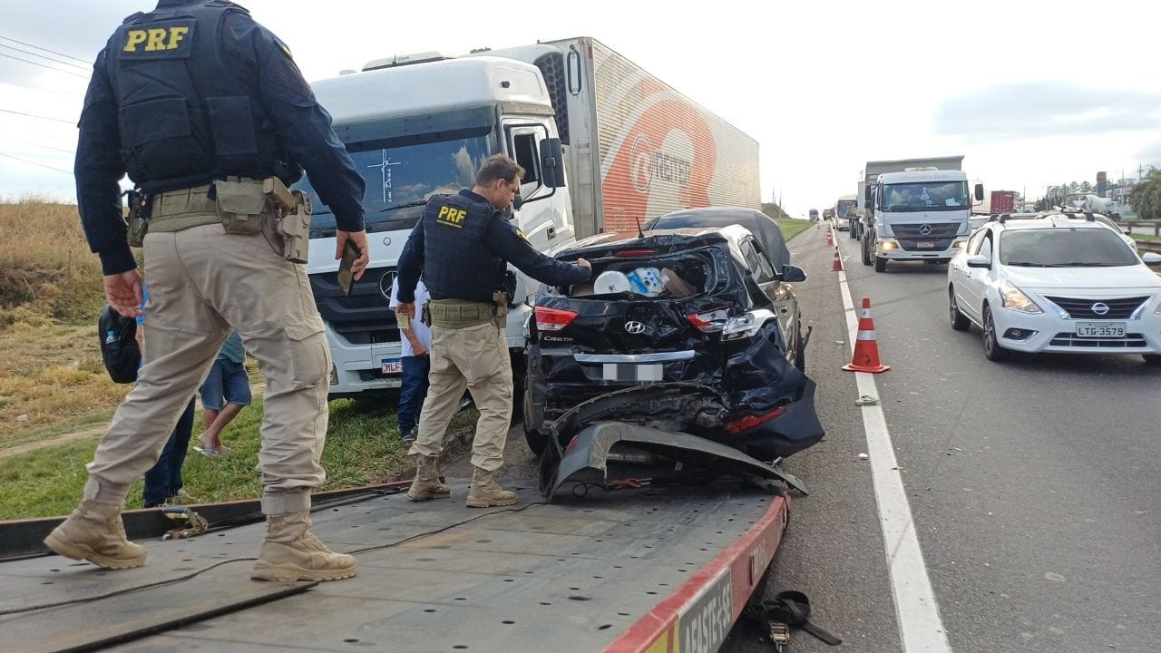 Engavetamento entre carreta e dois carros causa lentidão na Via Dutra, em Resende