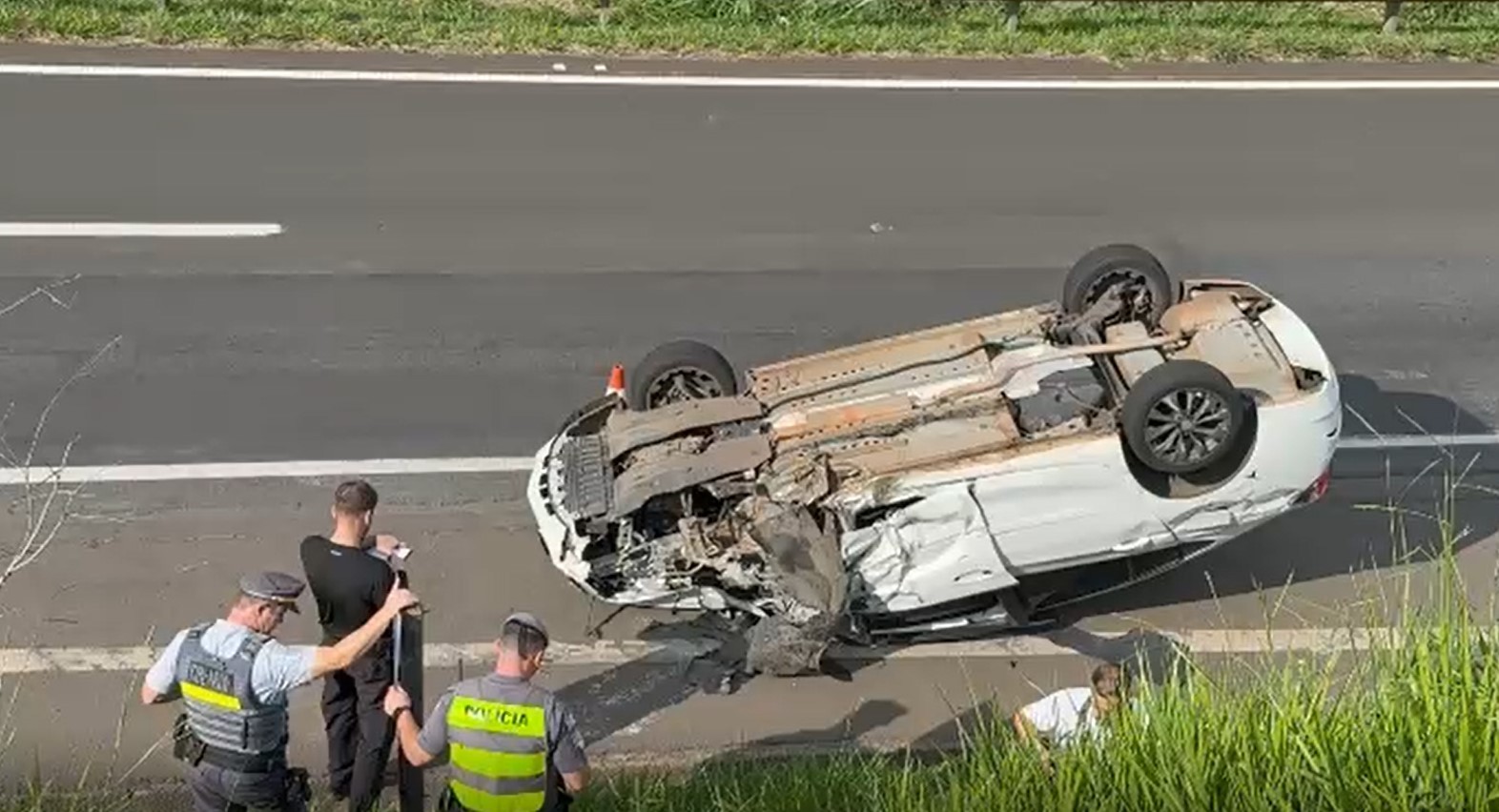Motorista bêbado entra na contramão e provoca acidente com capotamentos na Rodovia Luiz de Queiroz