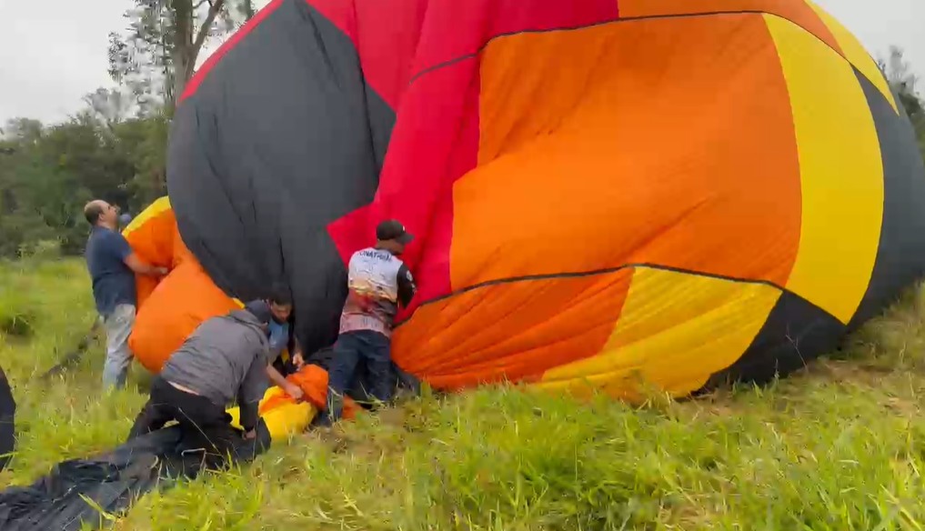VÍDEO: Balão faz pouso de emergência após mudança de direção do vento em Piracicaba