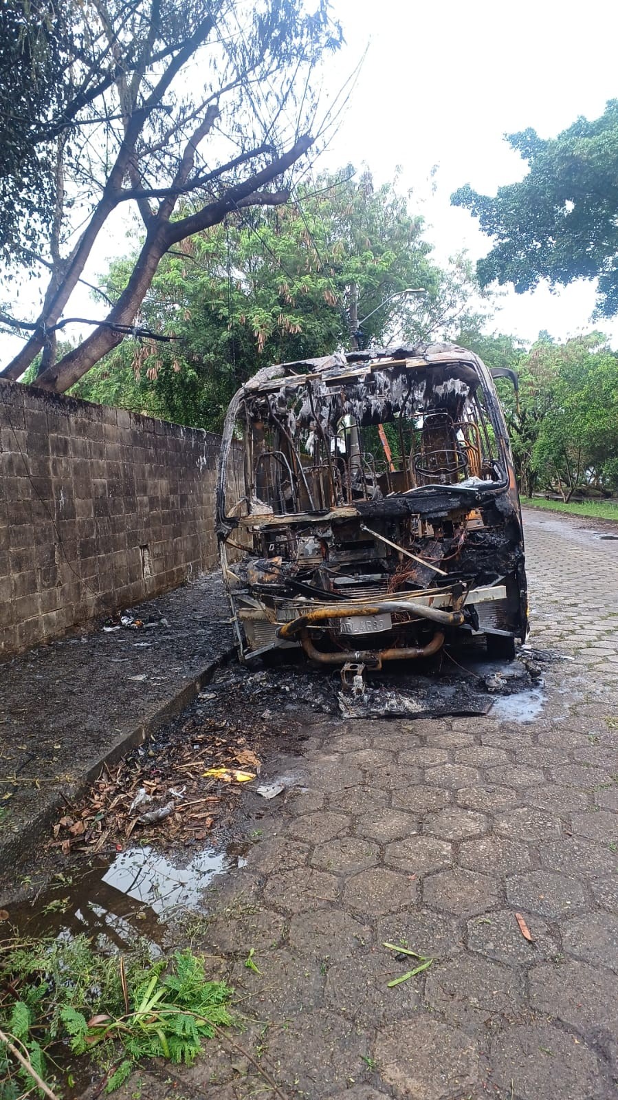 Micro-ônibus fica destruído após pegar fogo em Caraguatatuba, SP