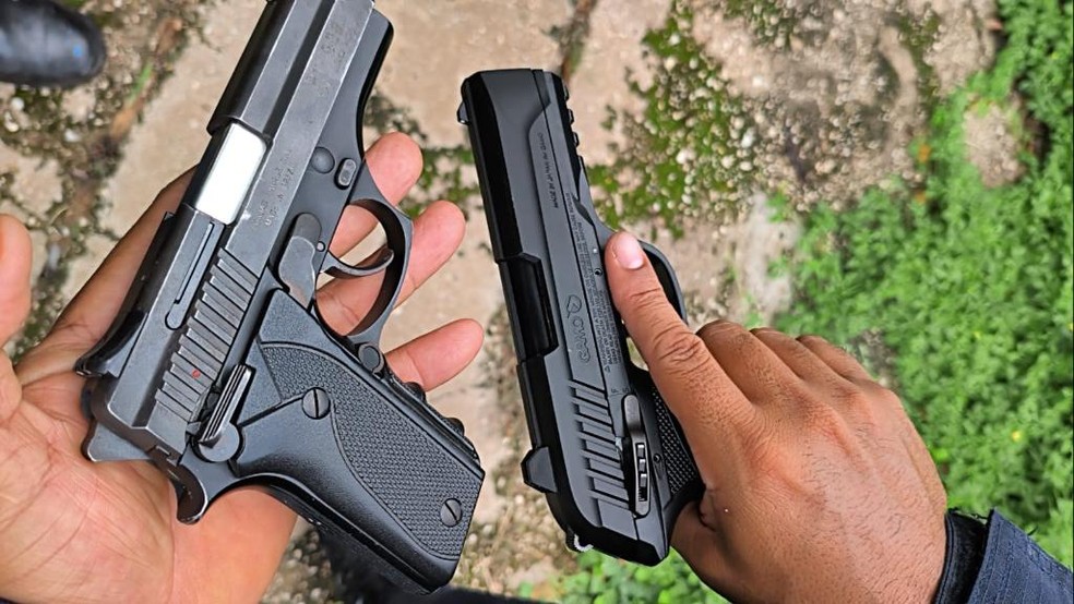Arma de fogo e réplica de arma usadas no crime apreendida pela Polícia Militar — Foto: PM