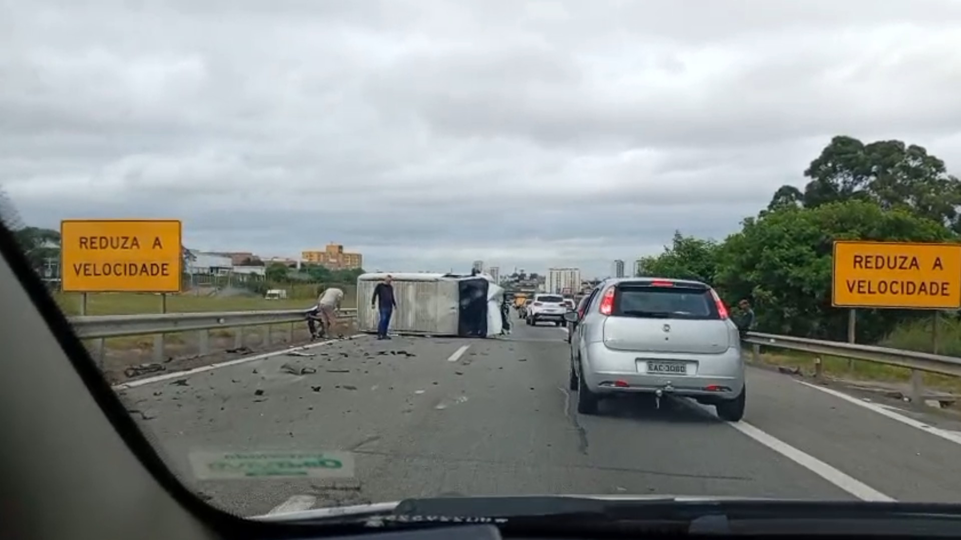 Van tomba e interdita Castelinho em Sorocaba