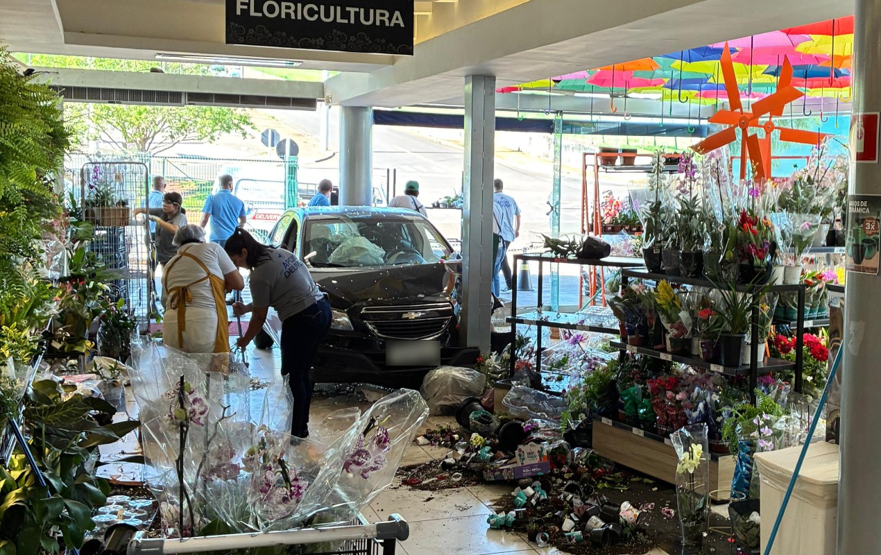 Carro desgovernado invade supermercado no centro de Jaú