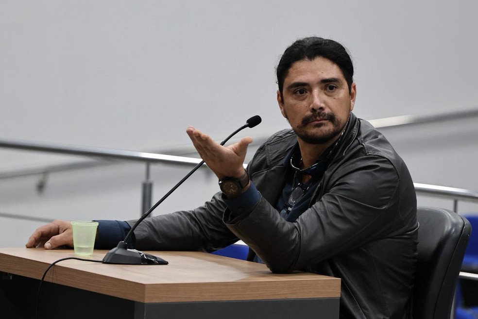Durante o depoimento, o investigador Walfredo se emocionou ao lembrar do caso e pediu desculpas à mãe de Thiago, que acompanha o júri, por não ter conseguido salvar o amigo. — Foto: Alair Ribeiro/ TJMT