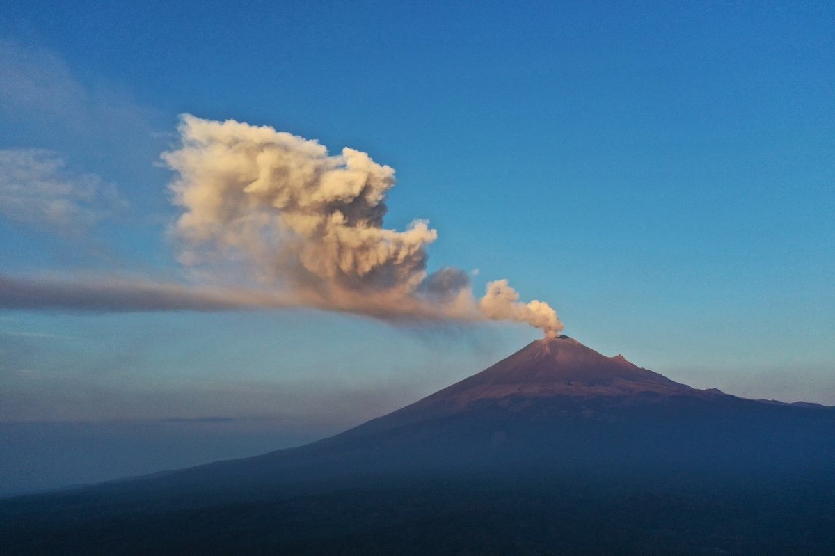 Aeropuerto de la Ciudad de México suspende operaciones por actividad del volcán Popocatépetl |  Mundo