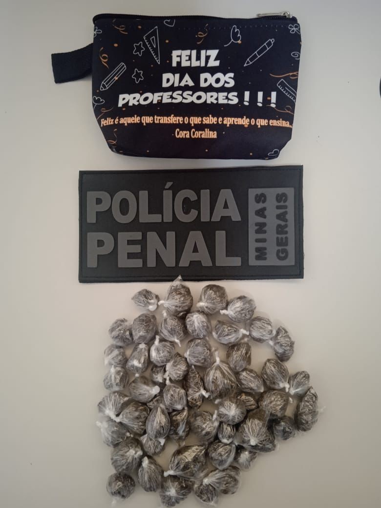 Professora é presa ao ser flagrada com 50 buchas de maconha dentro de armário de uma penitenciária em que dava aula em Unaí